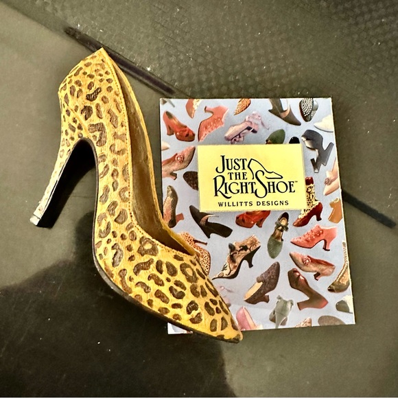 Just the right shoe figurines, three of them bundle - Picture 3 of 7